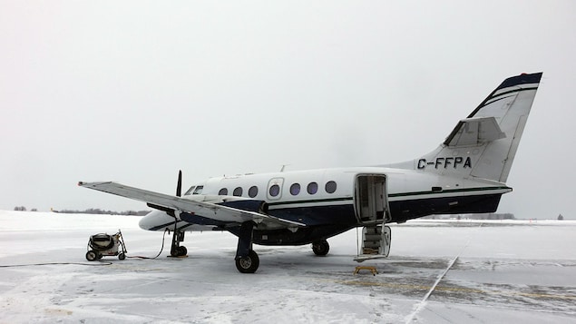 Une Port-Cartoise demande une révision des horaires de vols vers Québec
Un petit avion est posé sur la piste d'atterrissage en hiver.