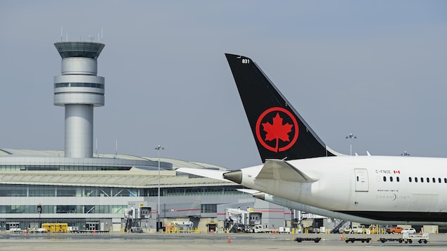 Un avion d'Air Canada sur le tarmac à l'aéroport Pearson.