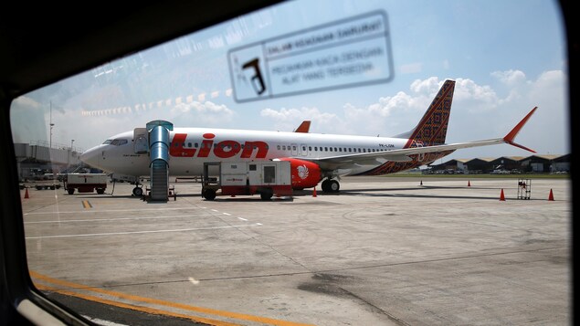 Un avion Boeing 737 MAX 8 de la compagnie indonésienne Lion Iar attend sur le tarmac d'un aéroport, près de Jakarta.