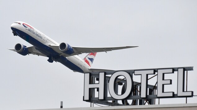 Le 26 janvier 2021, un Boeing 787 Dreamliner de British Airways survole un hôtel de l'aéroport d'Heathrow, dans l'ouest de Londres.
