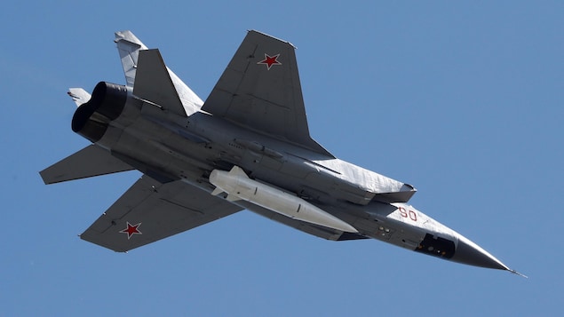 Un missile hypersonique russe Kinjal monté sous un chasseur MiG-31. 
