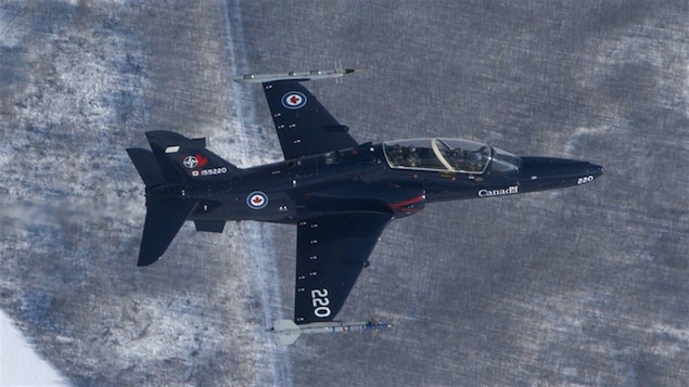 Quatre avions de l’Aviation Royale Canadienne de Moose Jaw au défilé du Père Noël à Regina