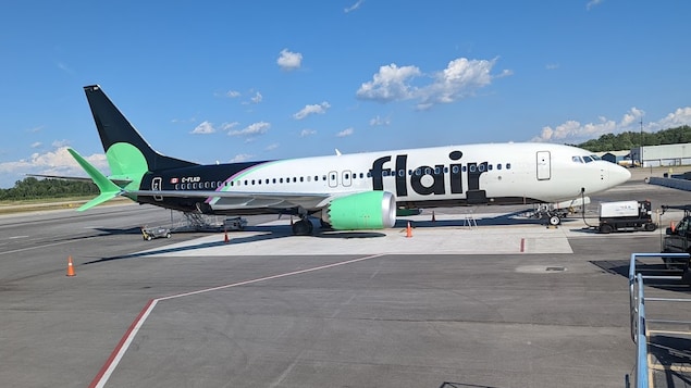 Un avion de Flair Airlines sur une piste d'atterrissage.

