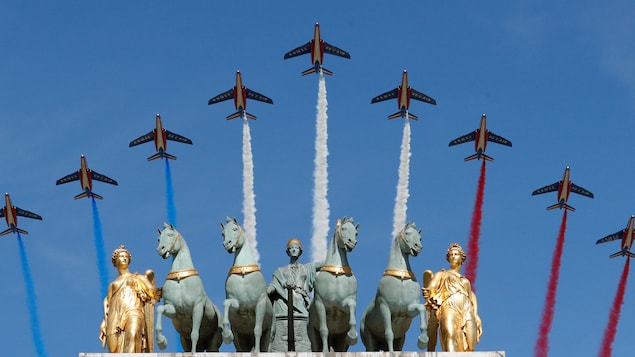 Des avions français survolent l'Arc de Triomphe pendant le défilé du 14 juillet. Des avions français survolent l'Arc de Triomphe pendant le défilé du 14 juillet.