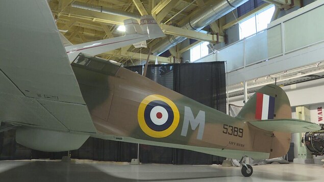 Un avion Hawker Hurricane dans un hangar.