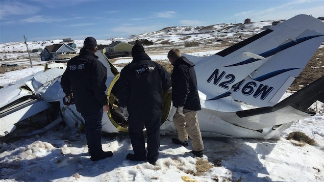 Des experts examinent une carcasse d'avion.