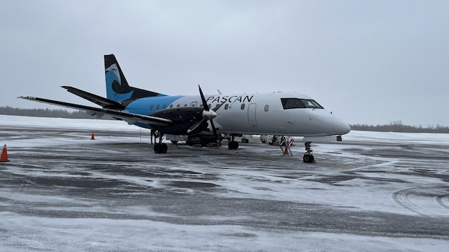 Un avion sur le tarmac, en hiver.