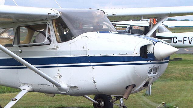 Une jeune femme apprend à piloter un petit avion avec l'aide d'un instructeur. Une jeune femme apprend à piloter un petit avion avec l'aide d'un instructeur.