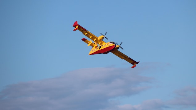 La SOPFEU a déployé six avions-citernes pour maîtriser le feu de tourbe à Saint-Ulric. La SOPFEU a déployé six avions-citernes pour maîtriser le feu de tourbe à Saint-Ulric.