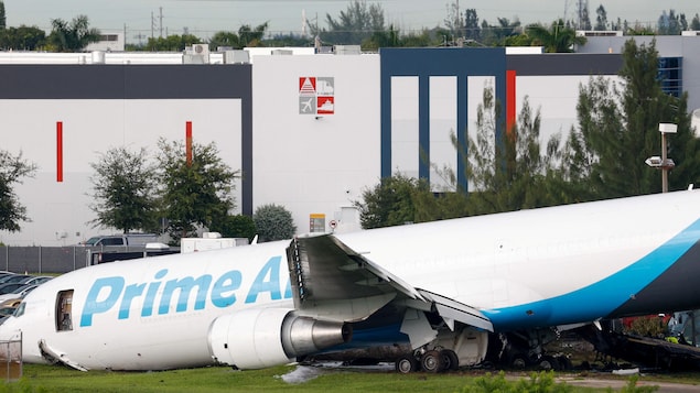 Un avion d’Amazon sort de piste à l’aéroport de Miami, au moins 5 morts
