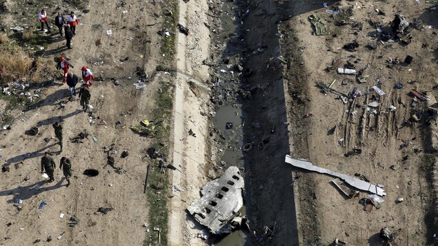 Vue aérienne des débris de l'avion ukrainien après son écrasement en Iran.