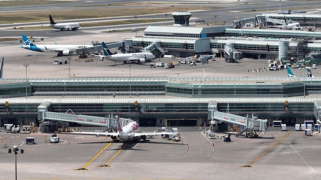 Plans d'avions qui atterrissent et de passagers qui débarquent et embarque dans des avions.