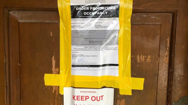 Un avis d'expulsion collé à une porte.