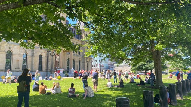 Des manifestants au Nouveau-Brunswick exigent un meilleur accès à l’avortement