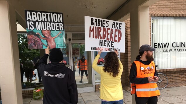 Des manifestants devant la seule clinique d'avortement de l'État du Kentucky, à Louisville. 