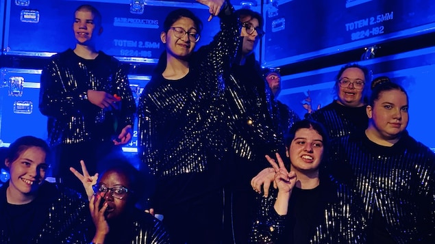Les jeunes de la troupe en coulisses.