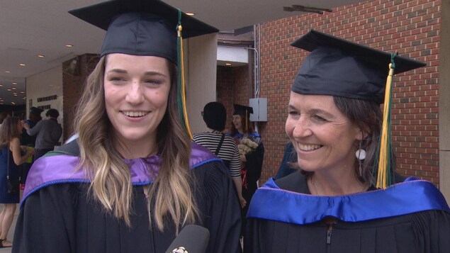 Axelle Buffy et Anne-Cécile Buffy en entrevue après leur remise de diplôme.