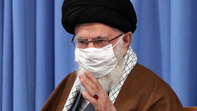 Ali Khamenei est assis et porte un masque.