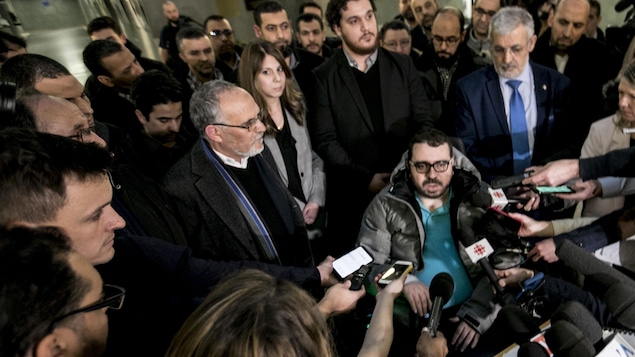Aymen Derbali lors d'un point de presse au palais de justice de Québec après le prononcé de la peine d'Alexandre Bissonnette