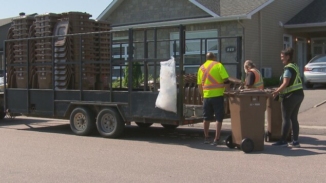 La distribution des bacs bruns va bon train à Saguenay
