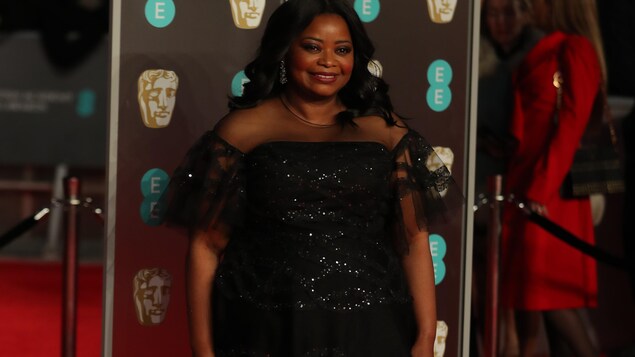 La comédienne américaine Octavia Spencer porte une robe noire. La comédienne américaine Octavia Spencer porte une robe noire.