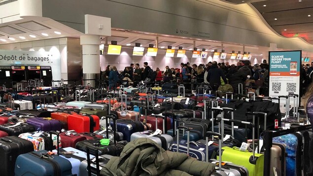 آلاف الحقائب في مطار بيرسون الدولي في تورونتو تنتظر في أواخر كانون الأول (ديسمبر) 2022 أن يتم إرسالها إلى أصحابها الذين وصلوا قبلها إلى وجهتهم.