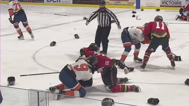 Bagarre générale sur la glace de l’aréna de Plessisville