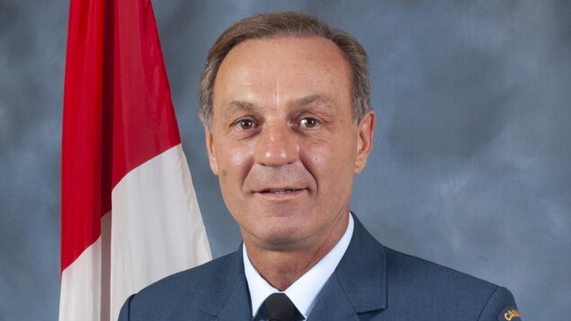 Portrait de M. Guy Lafleur, ancien joueur du Canadien de Montréal, temple de la renommé du hockey, maintenant colonel-honoraire du 12e Escadron de Radars de la 3e Escadre de Bagotville.