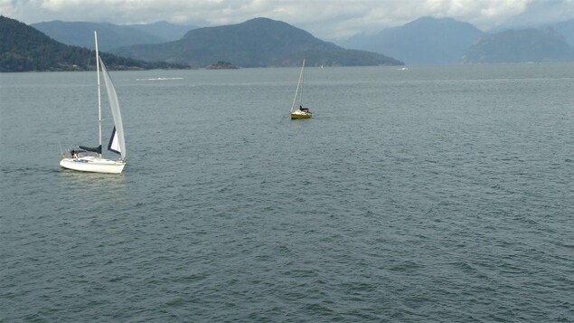 Des voiliers sur la baie Howe, en Colombie-Britannique Des voiliers sur la baie Howe, en Colombie-Britannique