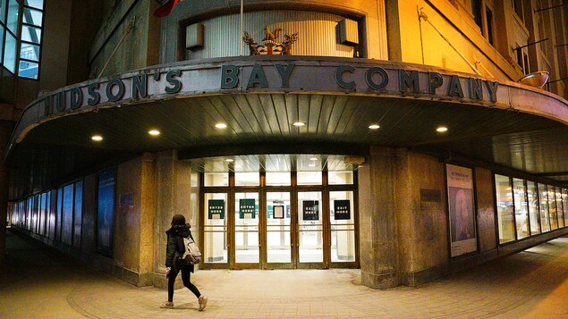 L'entrée du magasin de la Baie d'Hudson dans la pénombre.