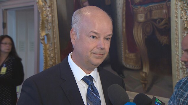 Jamie Baillie parle aux journalistes. Jamie Baillie parle aux journalistes.