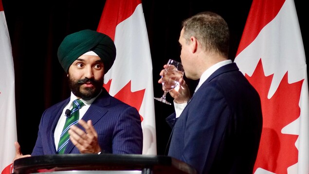 Le ministre de l’Innovation et des Sciences, Navdeep Bains, discute avec l'administrateur de la NASA, Jim Bridenstine Le ministre de l’Innovation et des Sciences, Navdeep Bains, discute avec l'administrateur de la NASA, Jim Bridenstine