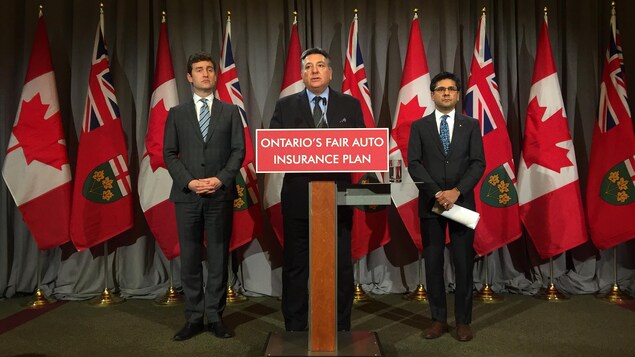 Les trois hommes en conférence de presse. Les trois hommes en conférence de presse.