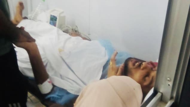 Bakr Abou Eljedian allongé, l'air inconscient, sur un lit d'hôpital.