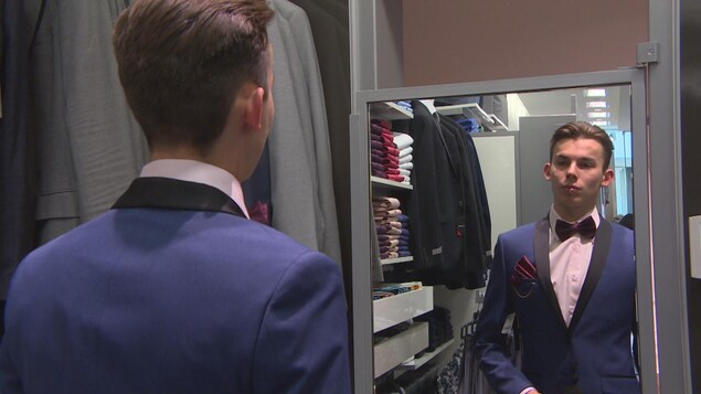 Un garçon se regarde dans le miroir. Un garçon se regarde dans le miroir.