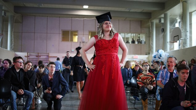 Une fille lors d'une remise de diplômes.