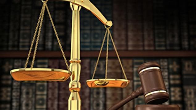 Balance et marteau de la justice.