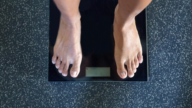 Des pieds sur une balance. Des pieds sur une balance.