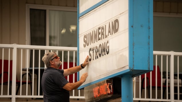 Feux de forêt : les évacués de Summerland dans l’attente