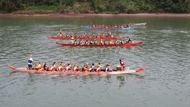 Quatre bateaux-dragons sur un lac. Quatre bateaux-dragons sur un lac.