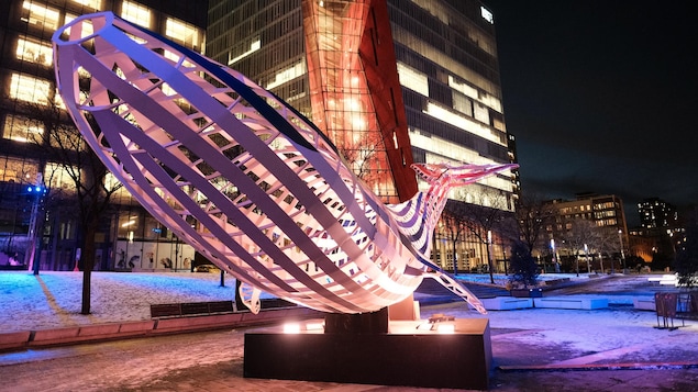 Une baleine lumineuse sur la place des Festivals, à Montréal