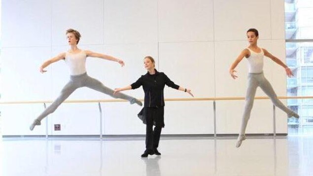 William Tessier-Legault s'entraîne à Toronto. On l'aperçoit avec un autre danseur et un professeur. William Tessier-Legault s'entraîne à Toronto. On l'aperçoit avec un autre danseur et un professeur.