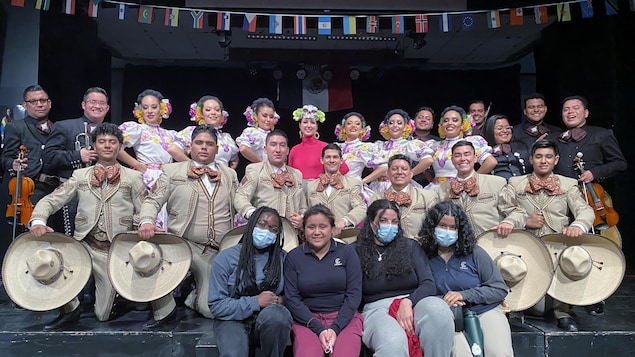 De gauche à droite, Dora, Britney, Ajar et Isabella, toutes de l'école secondaire Polyvalente Carrefour de Gatineau, au Québec, posent en souriant avec les membres du Grupo Aguascalentense de Danza Folklorica Termal et du Mariachi Mi Nombre es Mexico à la fin du spectacle, mercredi.  