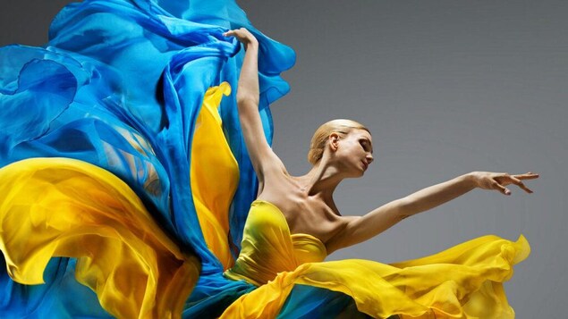 Une danseuse en action habillée d'une tenue aux couleurs du drapeau ukrainien.