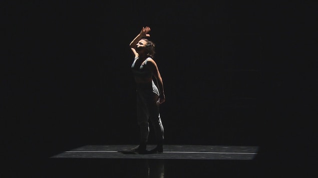Une danseuse sur scène.
