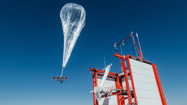 On voit le ballon s'élever au-dessus de la petite plate-forme de lancement. On voit le ballon s'élever au-dessus de la petite plate-forme de lancement.