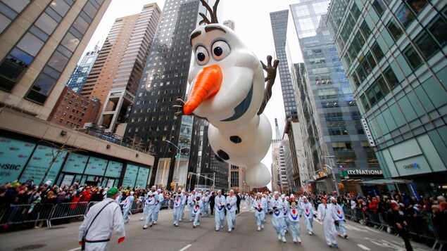 Un ballon à l'effigie d'Olaf, le bonhomme de neige du film de Disney « Frozen ».