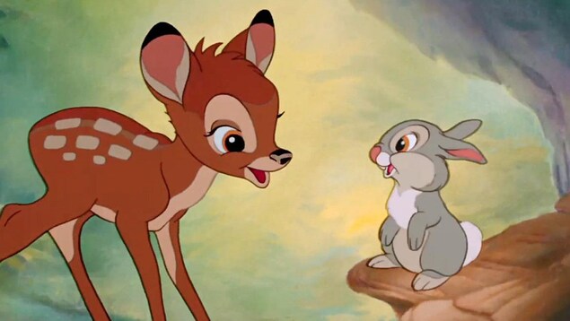 Une capture d'écran du dessin animé «Bambi», dans laquelle on voit un jeune faon et un lapin.