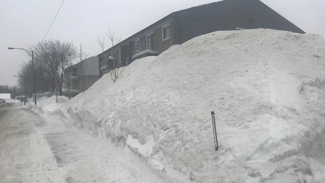 Les bancs de neige sont très hauts dans le secteur de la rue de Belfort, dans l'arrondissement de Charlesbourg, à Québec. Les bancs de neige sont très hauts dans le secteur de la rue de Belfort, dans l'arrondissement de Charlesbourg, à Québec.