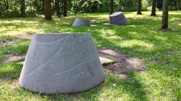 Des bancs de granit sur le gazon Des bancs de granit sur le gazon